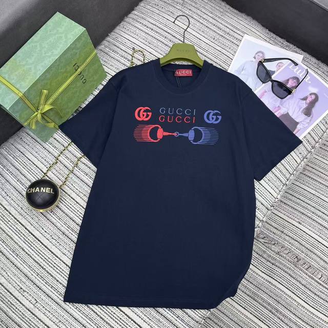 强烈推荐 Gucc* 25Ss春夏新款 马衔扣印花刺绣圆领短袖T恤丨独家Yb开发！高版出品！采用特纺紧密棉纱线织造而成，织造工艺要求较高，需要使用先进的织机和高