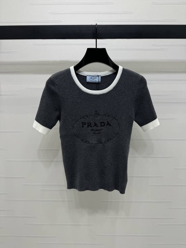 上新原单高端品质 Prad* 2025早秋最新系列！撞色圆领针织短袖！定制羊毛混纺针织材质 舒适柔软 质感十足 圆领短袖剪裁 领口袖口撞色点缀 增添俏皮气息 胸