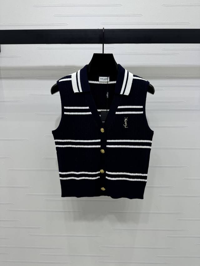 上新原单高端品质 Ysl* 2025早秋最新系列！条纹翻领针织马甲背心！定制进口纱线织造 质感高级舒适 弹力十足 桃心领针织背心剪裁 开襟纽扣调节 恰当露肤色