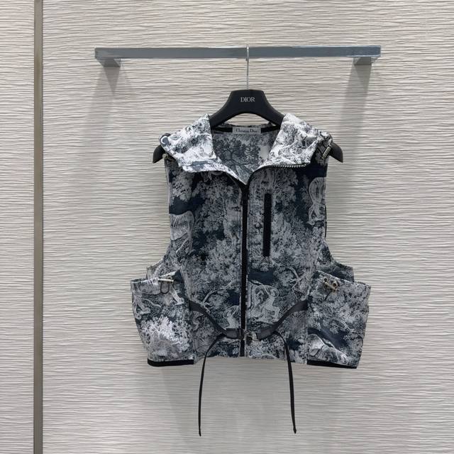 Christian Dio*2025Ss新款套装 动物园茹伊印花 简约中流露出高奢 整件衣服做工更是非常精细！ 版型简单一目了然，美伦美幻 低调又要引人注目，必
