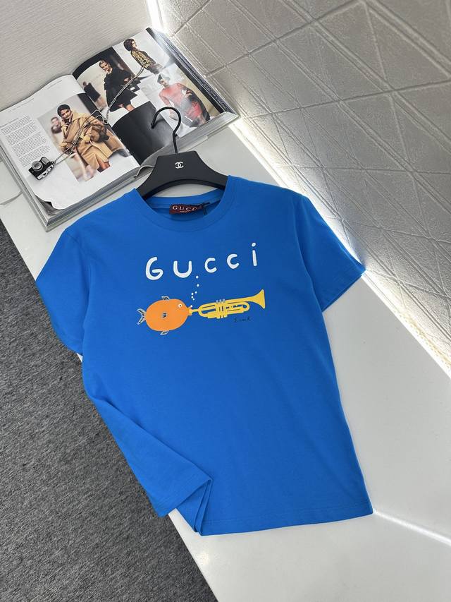 Gucc*2025新品上架 印花圆领定制Yb原生全棉材质 透气舒适 质感十足 修身短袖T恤裁剪 凸显品牌格调 采用克重纯棉制成 垂坠感十足 呈现显瘦视觉效果 Y