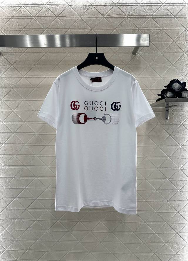 Gucc*2025新品上架 印花圆领定制Yb原生全棉材质 透气舒适 质感十足 宽松短袖T恤裁剪 凸显品牌格调 采用克重纯棉制成 垂坠感十足 呈现显瘦视觉效果 Y