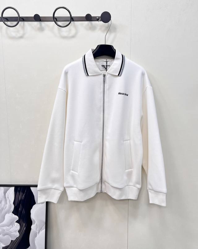 Miumiu2025新款字母刺绣拉链休闲夹克外套，定制Yb朱地全棉材质 自带孔洞 透气舒适 休闲夹克外套版型 Oversized廓形裁剪轻松勾勒落肩松弛感线条