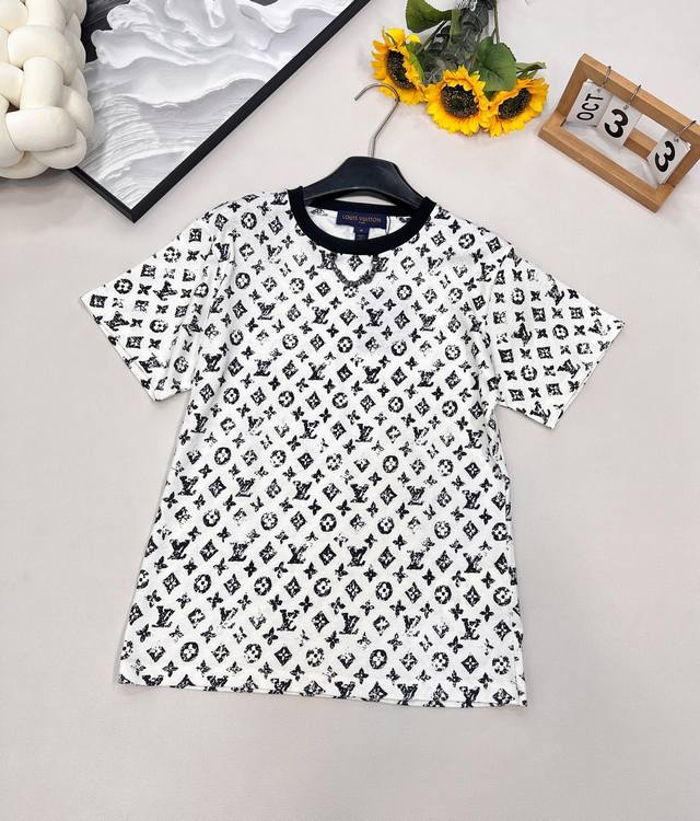 Louis Vuitton25Ss春夏新款 老花印花链条圆领短袖T恤丨独家Yb开发！高版出品！常规短袖T恤裁剪 凸显品牌格调 采用克重纯棉制成 略带有弹力 呈现