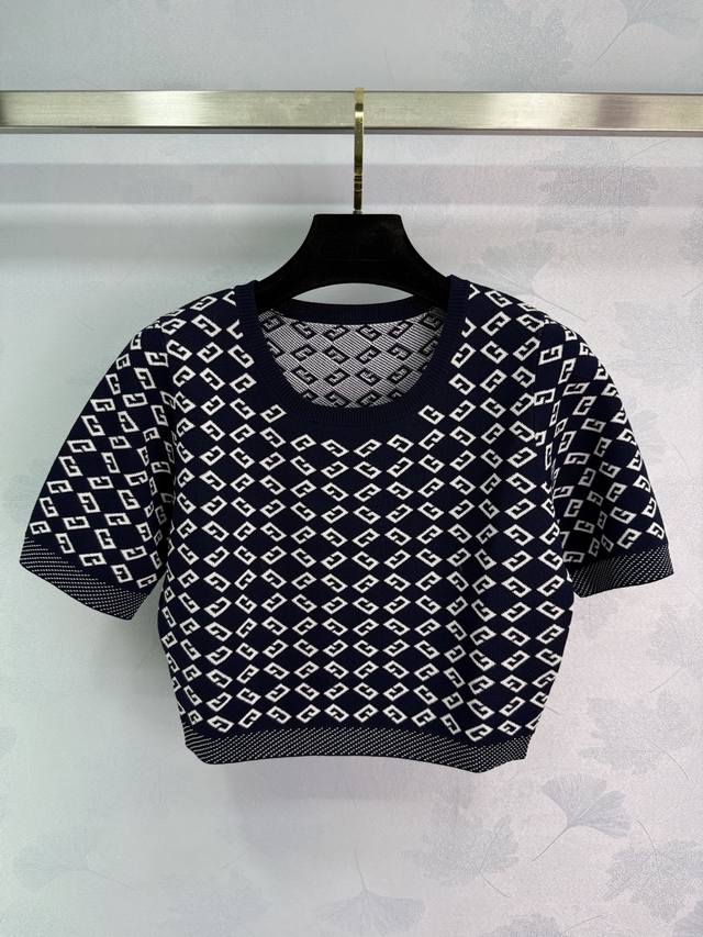 Givench* 2025春夏最新系列！菱格图案针织短袖！通体提花字母搭配菱格图案装饰 醒目立体品牌Logo字样 凸显品牌格调格外加分 短款版型穿搭显瘦！1色3