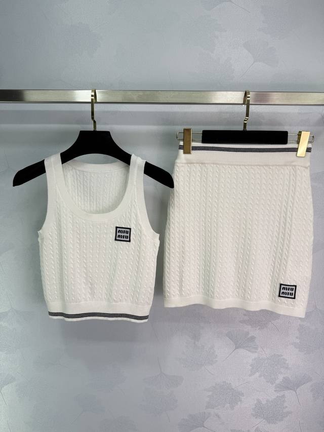 Miumi*2025新品上架 刺绣背心半裙针织套装 定制Yb羊毛纱线织造 质感光泽 舒适亲肤 U领背心半裙套装 通体细密钩织 以规律排列的华夫纹理点亮设计 胸前