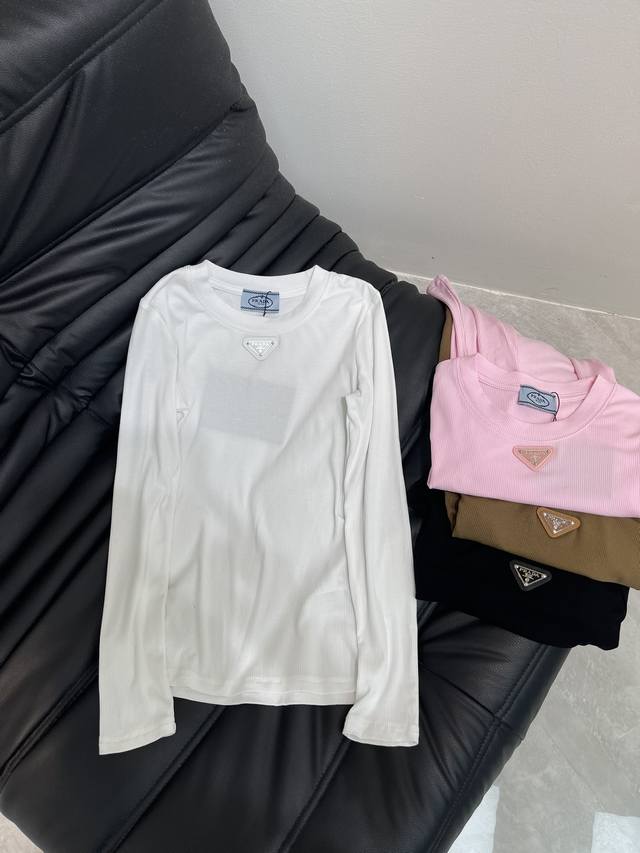 Prad*25秋冬新款刺绣倒三角标高弹力长袖打底衫秋冬衣柜不可缺少的单品无论单穿还是内搭都很好看很显身材定制螺纹棉面料面料自带弹力回弹力好上身柔软舒适倒三角字母