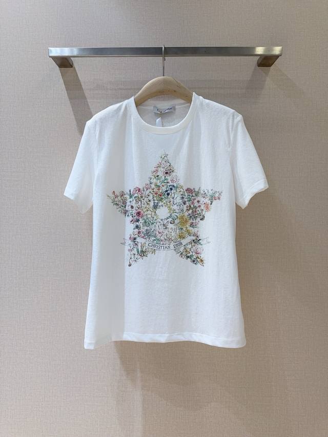 Dior *新品强烈推荐采用白色棉麻面料精心制作， 花朵拼成的星星图案超浪漫，优雅和浪漫花卉完美融合，简约又高级，日常穿氛围感拉满，圆领设计，是各季节造型的理想