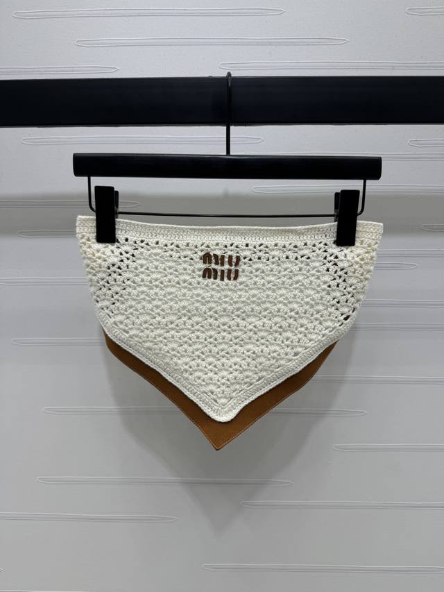 上新原单高端品质 Miumi*2025早秋最新系列！针织拼接抹胸！定制Yb羊毛纱线织造 工艺处理 还原Yb 三角巾抹胸高腰 通体镂空编织配合棕色麋皮包边 上衣正