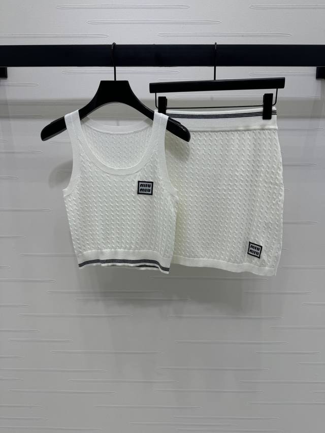 上新原单高端品质 Miumi*2025早秋最新系列！条纹背心短裙套装！定制羊毛纱线织造 质感光泽 舒适亲肤 针织直筒短裙套装 通体纵向坑条钩织麻花纹理设计 刺绣