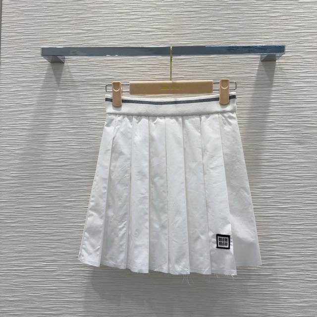 Miu Mi*2025Ss新款百褶短裙 质感舒适又有型 优雅气质设计 日常Ol都可穿搭演绎经典英伦时尚 一款永不过时的单品 各种都能完美驾驭～高级成衣做法，细节