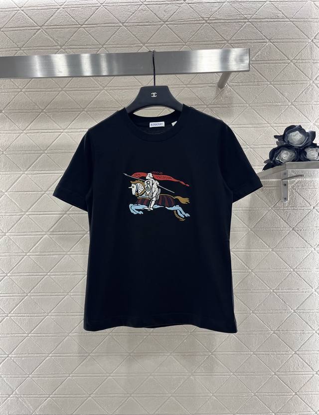 Burberr*2025新品上架 圆领刺绣战马定制Yb原生全棉材质 透气舒适 质感十足 常规短袖T恤裁剪 凸显品牌格调 采用克重纯棉制成 略带有弹力 呈现显瘦视