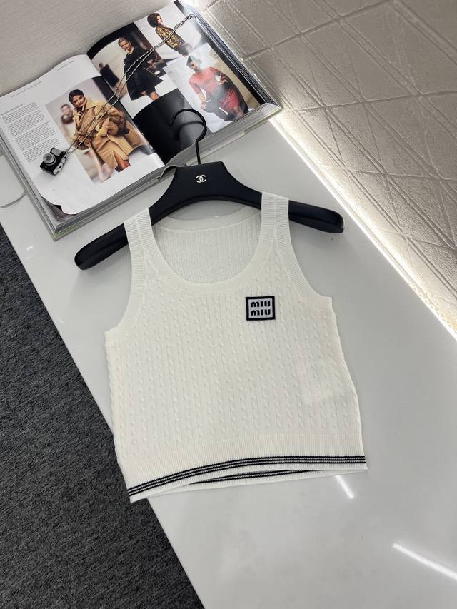 Miumi*2025新品上架 刺绣背心半裙针织套装定制Yb羊毛纱线织造 质感光泽 舒适亲肤 U领背心半裙套装 通体细密钩织 以规律排列的华夫纹理点亮设计 胸前字