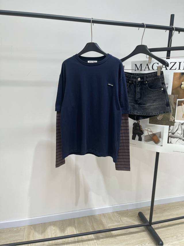 M藏蓝拼咖条纹假两件长袖T .，面料：全棉颜色：藏蓝 *｜长袖平纹针织T恤25Ss早秋新款上新！Miu风格标志如针织衫和条纹在这款服装中融合从现代视角诠释层次感
