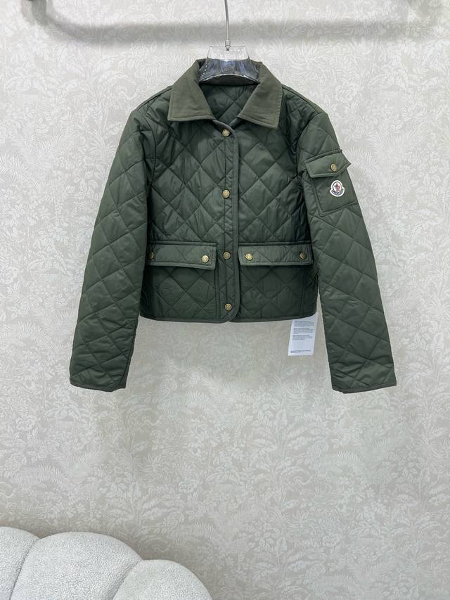 Moncl*R 25新款菱形绗缝夹棉短款棉服小外套。气质翻领双口袋小短款设计！减龄少女气质，进口机压线格工艺对格立体剪裁，经典版型演绎秋冬叠搭造型保暖神器！英伦
