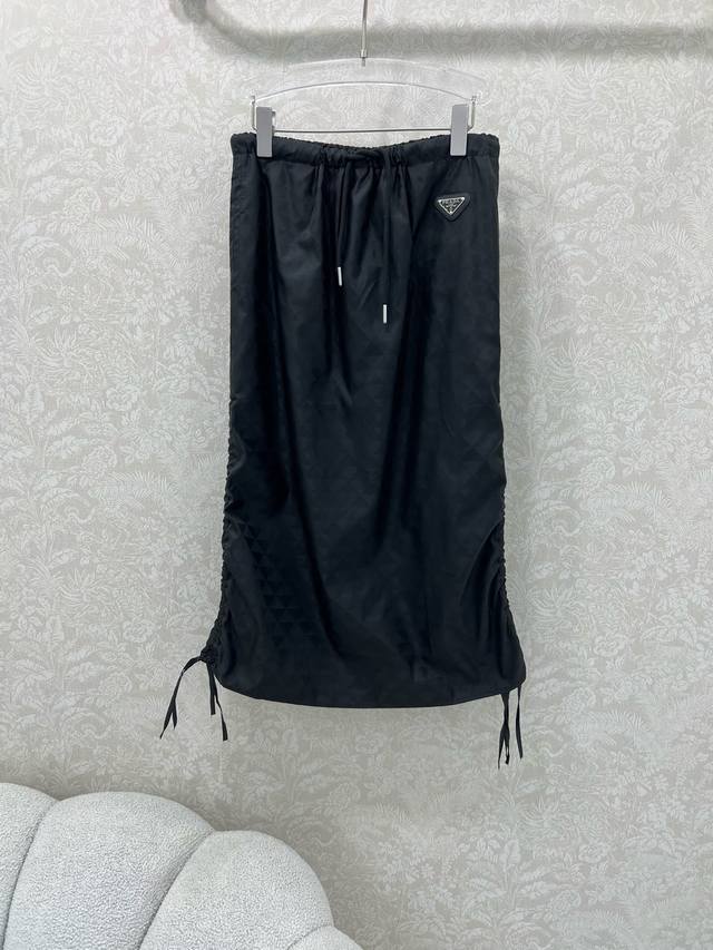 Prad* 25新款尼龙半裙 定制暗纹小Logo面料 两侧抽绳工装拉满 时髦低调气质又奢华高级！版型百搭不挑人，原版定制科技面料 做工品质看细节。白富美必入！强