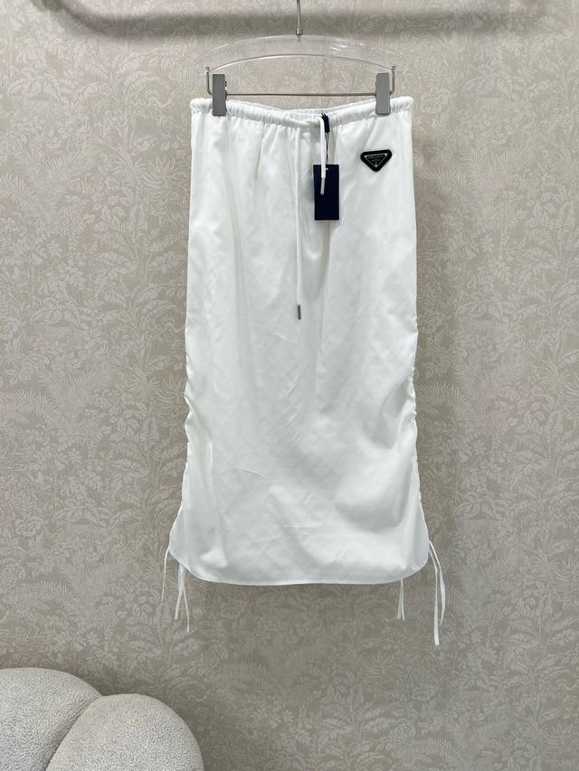 Prad* 25新款尼龙半裙 定制暗纹小Logo面料 两侧抽绳工装拉满 时髦低调气质又奢华高级！版型百搭不挑人，原版定制科技面料 做工品质看细节。白富美必入！强