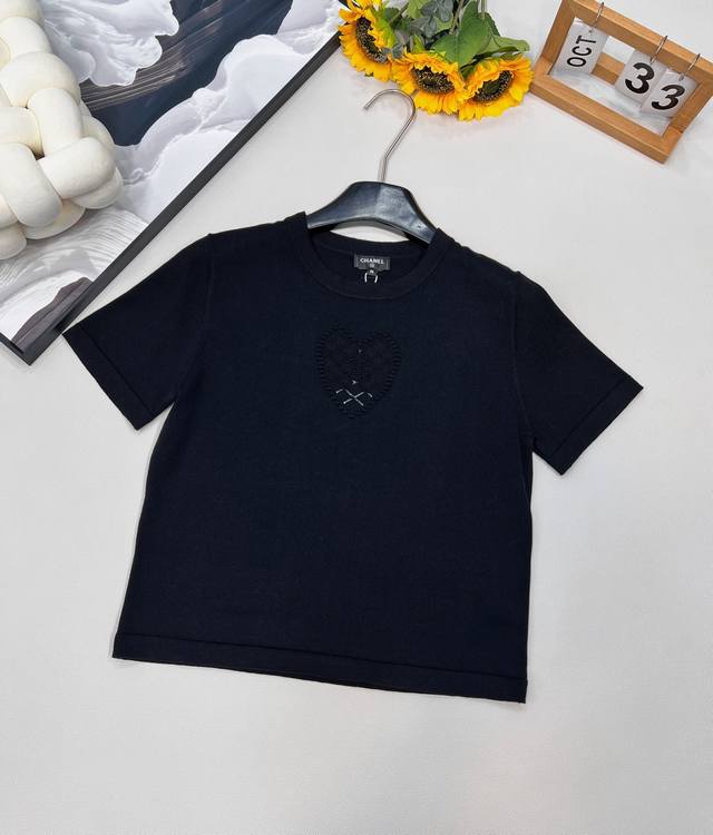 Chanel2025新款圆领爱心针织短袖，定制Yb全棉纱线织造 透气舒适 质感十足 正肩短款上衣裁剪 轻薄质感更适宜夏天 胸口爱心菱格交错双C字母图案 层次丰富