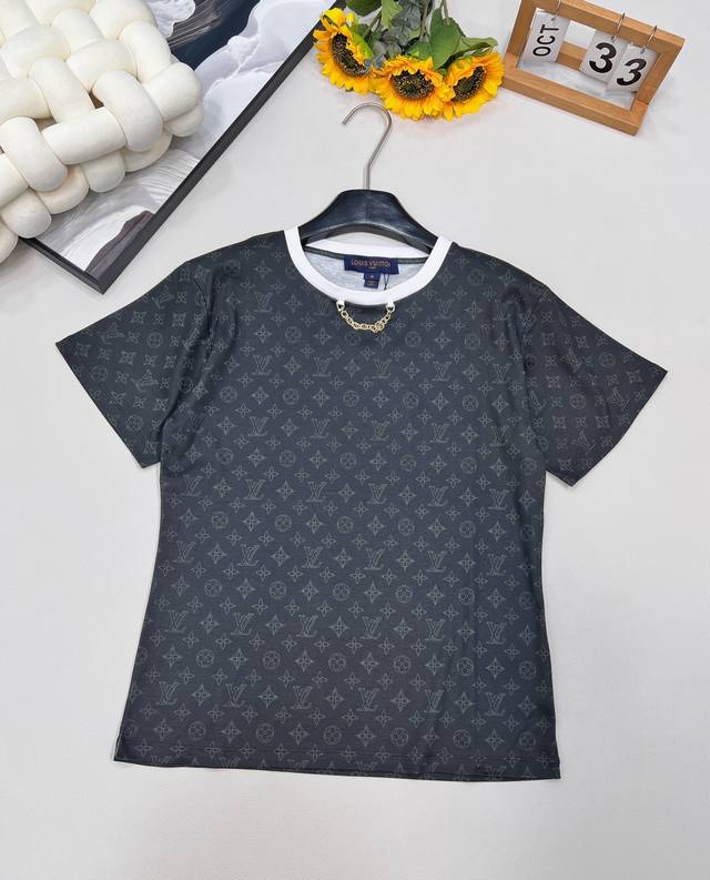 Louis Vuitton2025新款满Logo圆领印花链条短袖T恤，定制Yb斜纹全棉材质 透气舒适 质感十足 常规短袖T恤裁剪 凸显品牌格调 采用克重纯棉制成