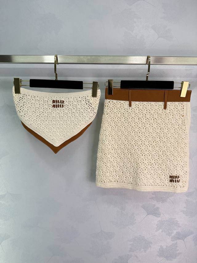 Miumi*2025新品上架 针织拼接抹胸短裙套装定制Yb羊毛纱线织造 工艺处理 还原Yb 三角巾抹胸高腰短裙套装 通体镂空编织配合棕色麋皮包边 上衣正面以倒三