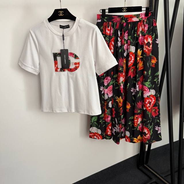 款号20254387 Dg*新款套装，Dg字母短袖T恤+印花高腰半裙，白色，S-Xl， M码；肩宽37，胸围88，袖长22，长53；腰围72弹力，长90 .