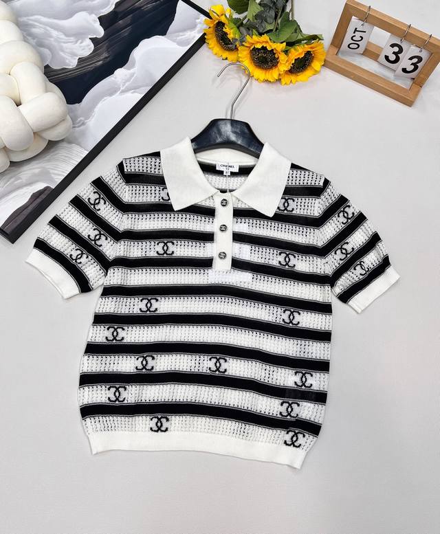 Chanel25夏季新款针织Polo领短袖满身双C Logo 自带高奢辨识度 彰显品牌底蕴与时尚传承 针织纹理细腻 镂空编织透气舒适 搭配品牌标志性纽扣 细节处