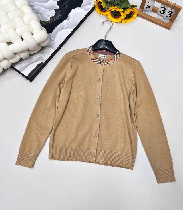 Burberry 羊毛混纺Zp设计 贴身软糯 显瘦百搭 上身复古时髦洋气 经典不过时质感细腻柔软！经典基础款，日常百搭Bi备 采用羊毛混纺面料 柔软细腻 厚实舒