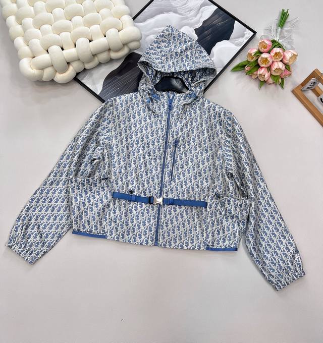 Dior25Ss早春新款老花夹克外套丨高版出品！ 这款连帽夹克饰以金色 Oblique 提花，回溯 D*Or 于 1967 年推出的经典图案Yb 定制的金色塔夫