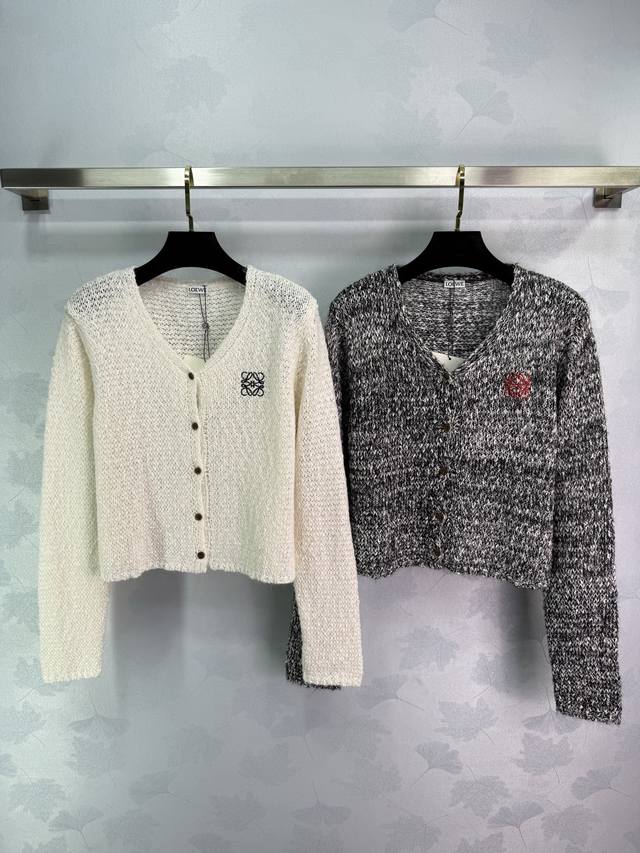 Loe*25早秋新款针织开衫 桃心领开扣设计 胸前Logo刺绣点缀 彰显品味 俏皮减龄显白 日常出行或聚会轻松驾驭！2色3码Sml T226B.