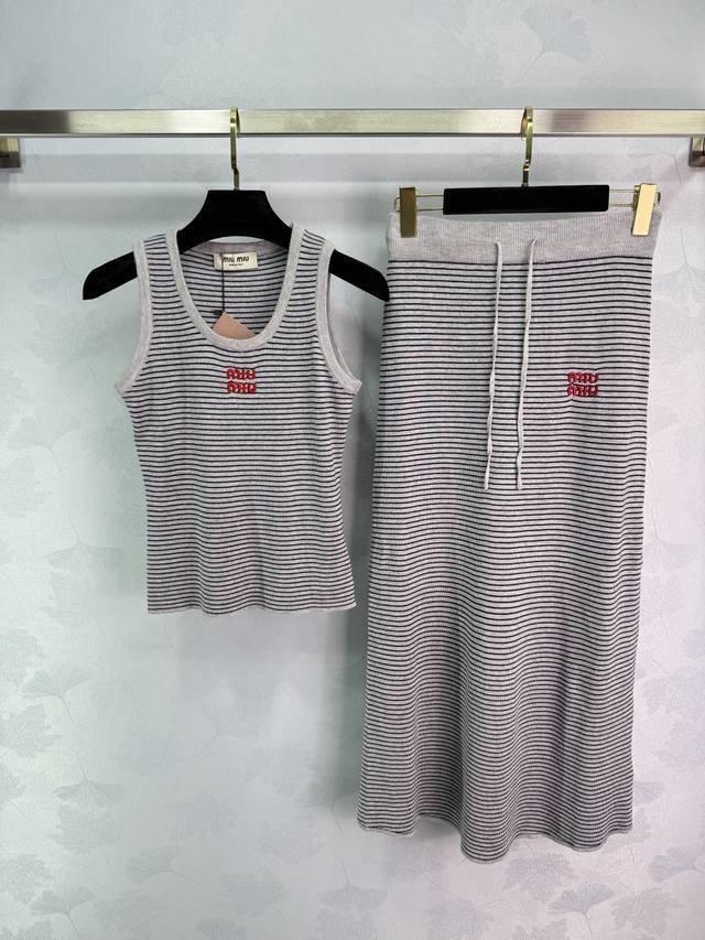 Miu*2025春夏新款条纹套装 条纹针织背心+半裙 胸前红色Logo刺绣 背心圆领无袖设计 半裙高腰包臀款式 搭配效果超好看 无需刻意加饰 减龄甜美！3色3码