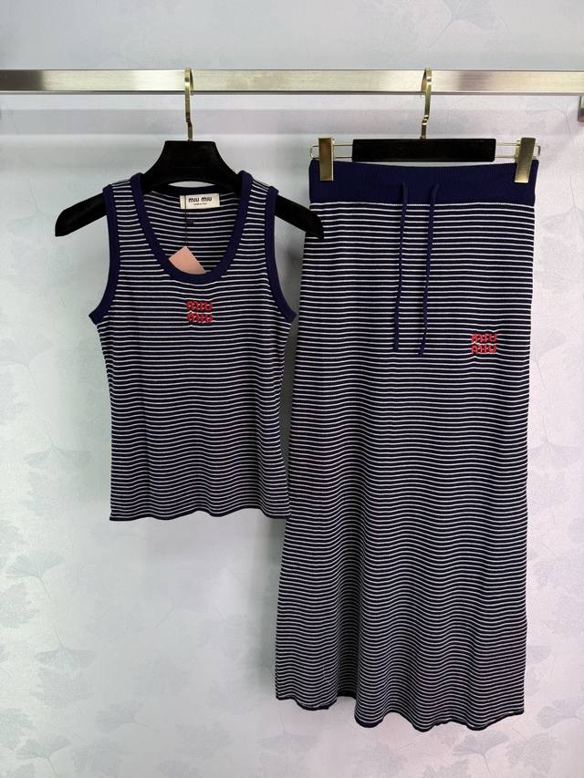 Miu*2025春夏新款条纹套装 条纹针织背心+半裙 胸前红色Logo刺绣 背心圆领无袖设计 半裙高腰包臀款式 搭配效果超好看 无需刻意加饰 减龄甜美！3色3码