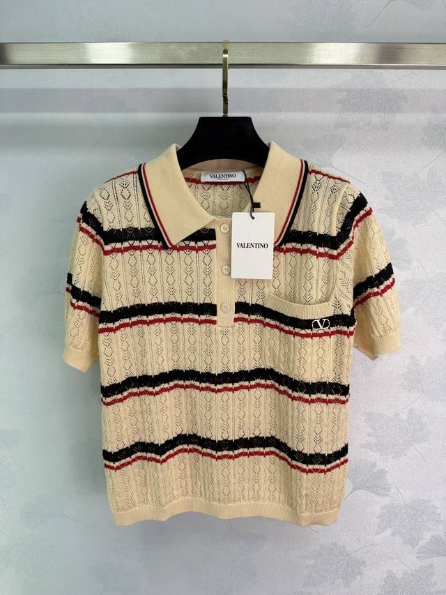 华伦Valentin*25夏季新款针织Polo衫米白底色 黑红条纹撞色 镂空纹理+小口袋设计 精致V标点缀 复古又时髦 轻松拿捏高阶氛围感尺码Sml现货。T22
