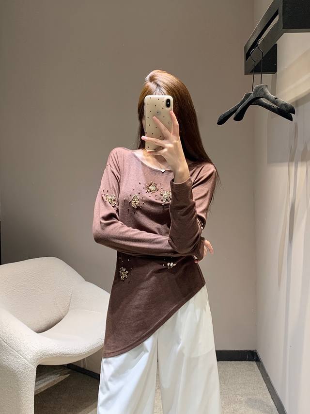Miumi*25 Fw早秋新款 手工钉钻长袖打底T恤衫丨独家高版出品！这件打底衫也太好看了吧辣妹狠狠冲！出片效果打满分版型真的巨显身材 视觉上拉长人体的比例 显