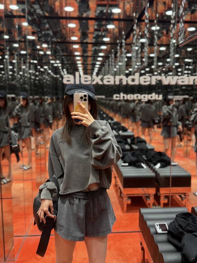 Alexander Wang 25Fw早秋新款 女士徽标洗水做旧运动休闲裤短裤丨独家高版出品！短裤版型贼好！不是那种超短的哈 很友好～而且穿上显瘦显高 这都是版
