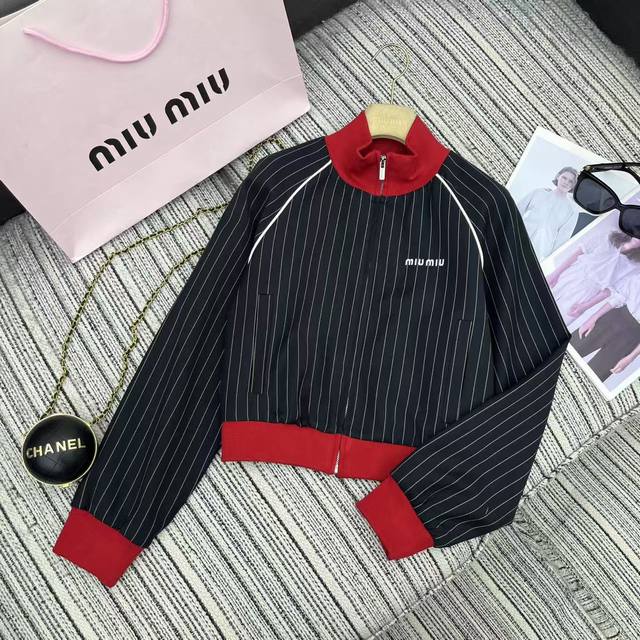 强烈推荐 25年早秋系列 Miu*新款撞色螺纹立领条纹外套撞白色条设计 刺绣字母点缀 Sml .