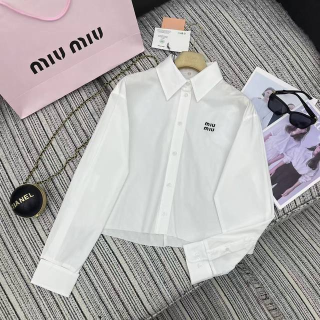 强烈推荐 Miumi* 25Fw早秋新款 Logo徽标刺绣短款长袖衬衫丨独家Yb开发！高版出品！时髦尖子生减龄必备神器！可爱少女风袖口领口也可拆卸设计，可甜可盐