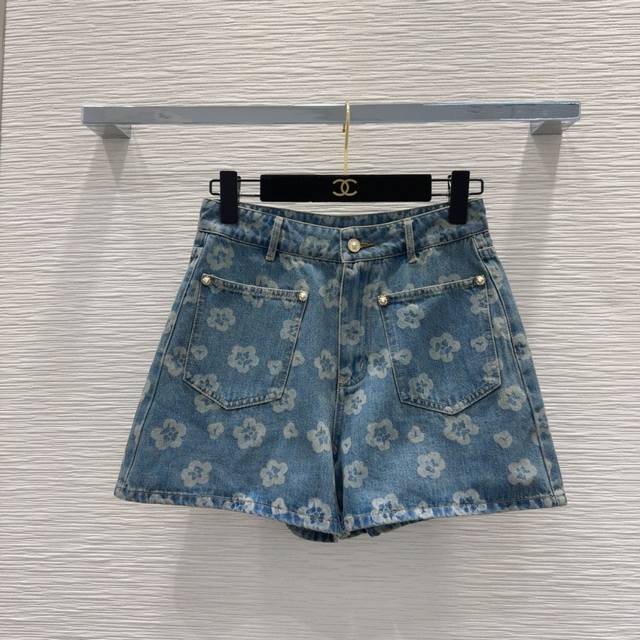Chane*2025Ss新款短裤 高版出品~超时髦新款丹宁牛仔 个性色调上身又酷又飒爽 纹理细腻，棉感自然，既有筋骨感又不失柔软，超级漂亮！细节做工超级好，新品