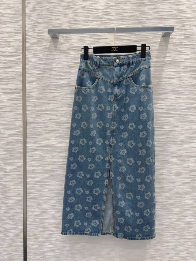 Chane*2025Ss新款 高版出品~超时髦新款丹宁牛仔 个性色调上身又酷又飒爽 纹理细腻，棉感自然，既有筋骨感又不失柔软，超级漂亮！细节做工超级好，新品现货