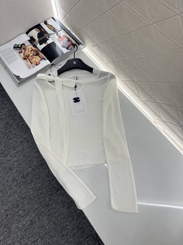 Chane*2025新品上架 斜肩系带针织上衣定制Yb羊毛纱线织造 质感舒适 弹力好穿 长袖弹力上衣裁剪 领间挖空不对称斜肩设计 搭配系带蝴蝶结 层次丰富尽显优