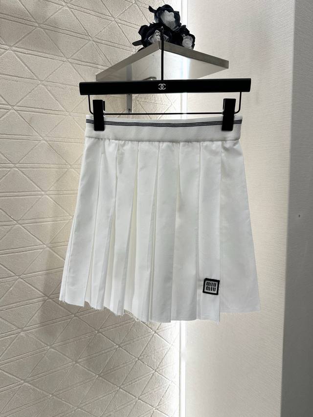 Miumi*2025新品上架 短款衬衣百褶短半裙套装定制Yb斜纹全棉材质 质感细腻 舒适好穿 常青短款衬衫裁剪 条纹领边搭配袖扣细节 简约时尚 胸前字母徽标点亮