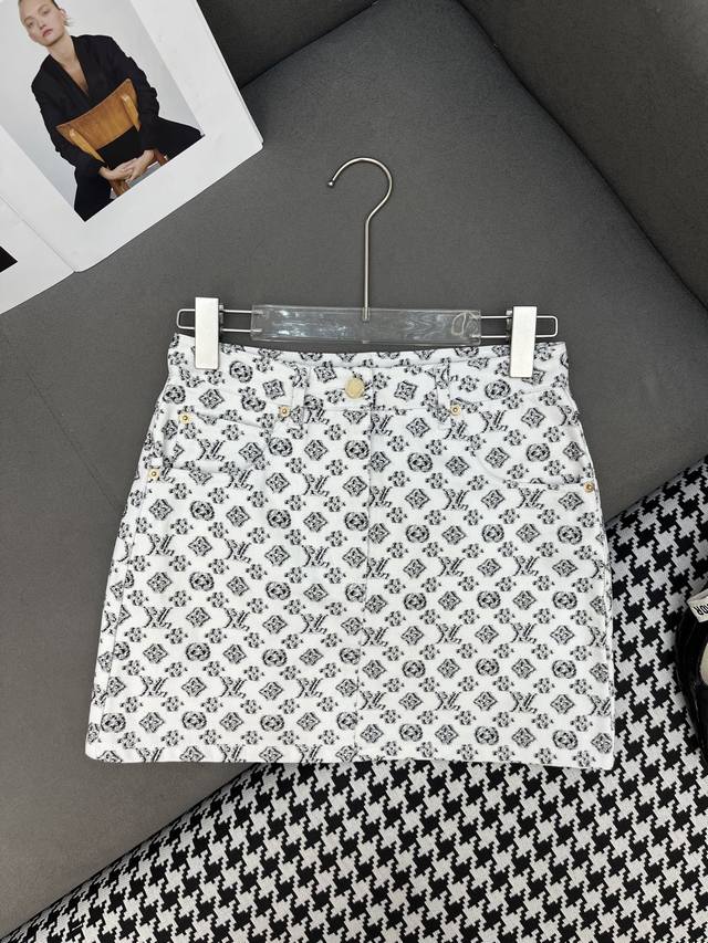 Louis Vuitto* 25Ss新款包半裙 老花印花牛仔面料 小铁牌牌装饰 时尚大方 单色三码Smlp.