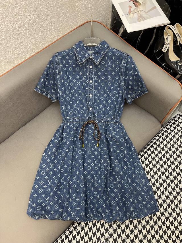 Louis Vuitto* 25Ss新款翻领连衣裙 牛仔老花提花面料装饰 抽绳束腰 蓬蓬版型 时尚大方 单色三码Smlp.