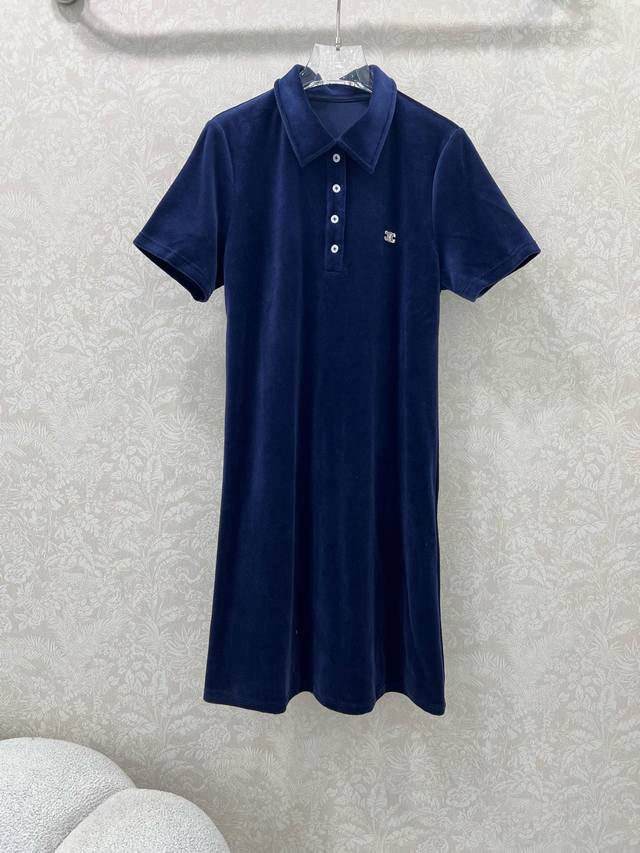Celin*25早秋系列上新Polo领短袖连衣裙 精美天鹅绒面料 深蓝色小Logo丝绒，定制凯旋门五金 整体蓝色了穿上青春感满满！俏皮又显白，丝绒材质的面料亲肤