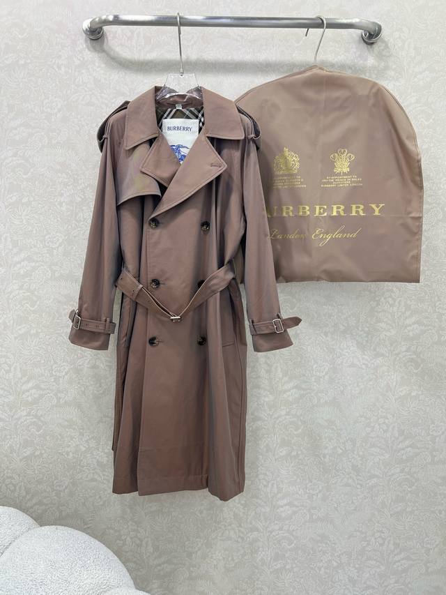Burber*Y 25新款长款风衣外套 能传承几代的经典风衣，英伦风尚长款风衣 今年这款爆款风衣采用渐变色跟Zp定制珠光面料一样，宽松版型。Trench 风衣，