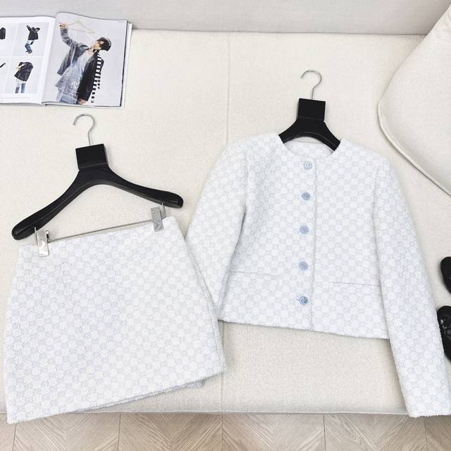 原单品质 Gu 25Ss 秋冬最新款名媛气质套装编织圆领外套+Mini半裙 Yb开发的Gg面料 Baby蓝色系美翻了～～ 经典设计巨显瘦 Gg金属扣装饰奢华又高