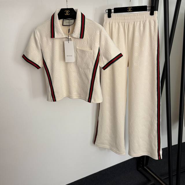 款号20254351 Gucci*新款套装，老花Gg字母压花 Polo领短袖T恤上衣+条纹织带拼接松紧腰直筒长裤，杏色，黑色，S-Xl， M码；肩宽39，胸围9