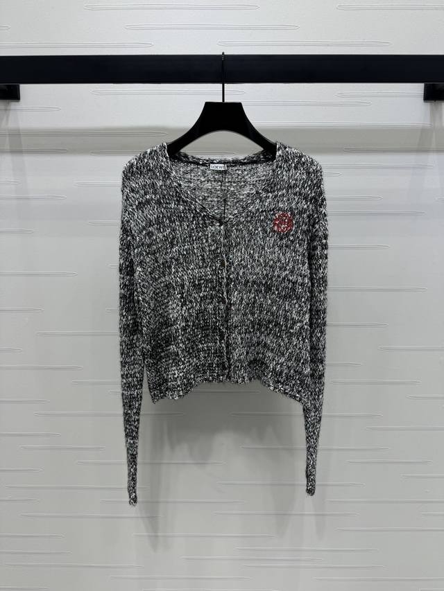 上新原单高端品质Loew*2025早秋最新系列！镂空V领长袖开衫！定制亚麻针织材质 舒适透气 垂顺十足 V领长袖开衫裁剪 时髦休闲 通体镂空钩针肌理 配合图腾徽