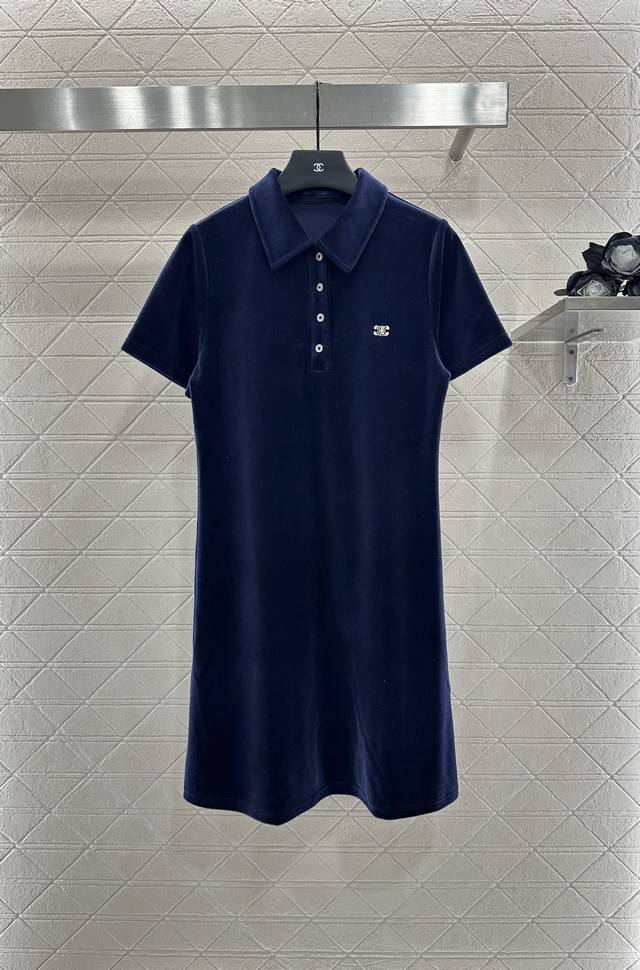 Celin*2025新品上架 丝绒连衣裙定制Yb进口丝绒棉材质 质感光泽 垂顺高级 翻领连衣裙裁剪 上身呈现松弛慵懒的穿搭格调 通体细腻绒面质感 光泽十足 钮扣