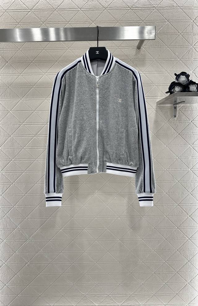 Celin*2025新品上架 拉链外套长裤套装定制Yb进口丝绒棉材质 质感光泽 垂顺高级 常规棒球外套 拉链以凯旋门徽标扣装饰 细节满满 衣袖下摆和裤腿外侧以黑
