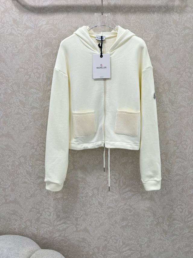 Moncle*25新款连帽拉链外套 定制Yb原生全棉材质 舒适透气 垂顺有型 连帽拉链外套裁剪 时髦休闲 手臂外侧饰以标志性徽章贴布字母徽标 品牌格调瞬间提升